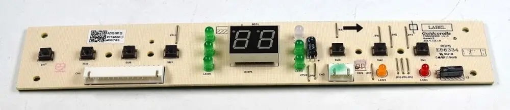 Bedientableau mit digitalen Anzeigen, Tasten und LED-Leuchten, hergestellt von Remko, zur Steuerung und Anzeige von Geräteeinstellungen.