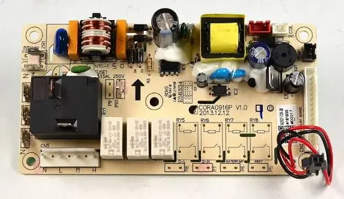 Steuerplatine von Remko mit mehreren Relais, Kondensatoren und einer Netzanschlussbuchse, geeignet für verschiedene Anwendungen in elektronischen Geräten.