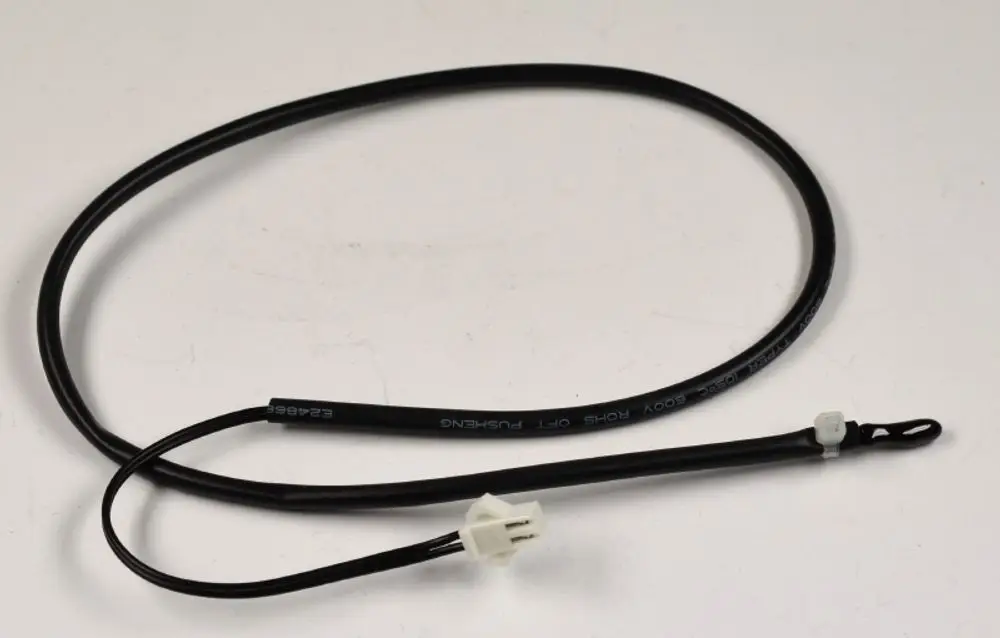 Temperatursensor von Remko mit schwarzem Kabel und einem weißen Steckanschluss, geeignet für die Messung von Lufttemperaturen in Geräten oder Systemen.