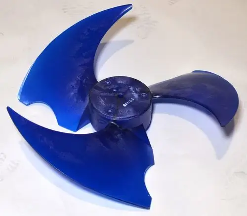 Blauer Ventilatorflügel mit geschwungener Form, montiert auf einem zentralen Gehäuse. Er wird von der Marke Remko hergestellt.