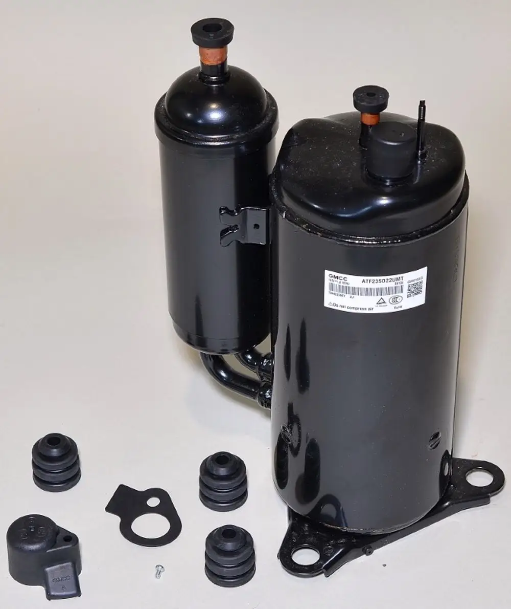 Schwarzer Kompressor von Remko mit zwei zylindrischen Behältern und mehreren Gummidichtungen sowie einem Adapteranschluss, liegend auf einem neutralen Hintergrund.