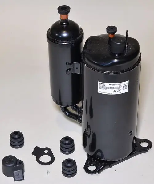 Schwarzer Kompressor von Remko mit zwei zylindrischen Behältern und mehreren Gummidichtungen sowie einem Adapteranschluss, liegend auf einem neutralen Hintergrund.