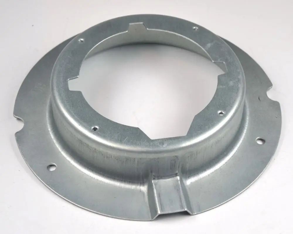Metallisches Halteblech mit kreisförmiger Aussparung, versehen mit mehreren Löchern zur Befestigung. Hergestellt für den Ventilatormotor, kompatibel mit Remko.