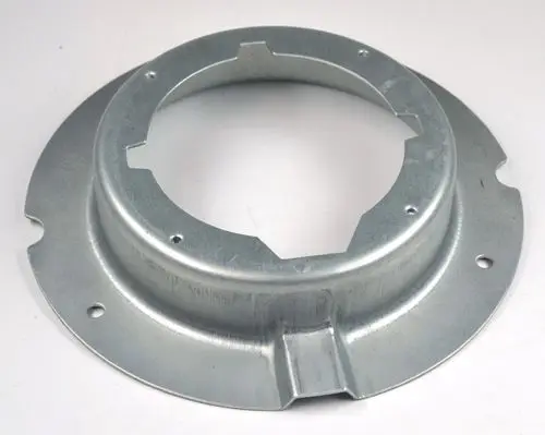 Metallisches Halteblech mit kreisförmiger Aussparung, versehen mit mehreren Löchern zur Befestigung. Hergestellt für den Ventilatormotor, kompatibel mit Remko.