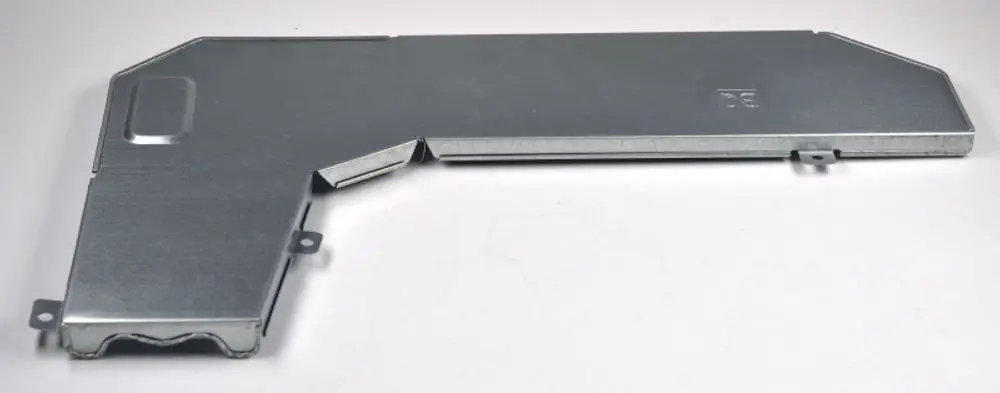 Metallische Abdeckung für Elektroklemmleiste, unbeschichtet, mit Aussparungen und Befestigungslöchern. Produkt von Remko, geeignet für elektrische Installationen.