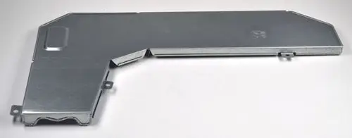 Metallische Abdeckung für Elektroklemmleiste, unbeschichtet, mit Aussparungen und Befestigungslöchern. Produkt von Remko, geeignet für elektrische Installationen.