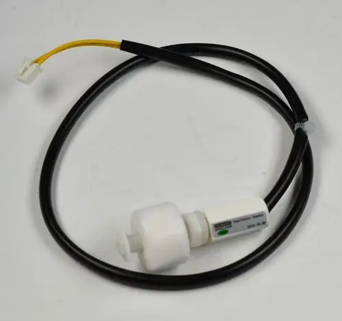 Schwimmerschalter von Remko mit einem weißen Kunststoffgehäuse und zwei Kabeln, einem schwarzen und einem gelben, zur Verwendung bei Kondensatpumpen.