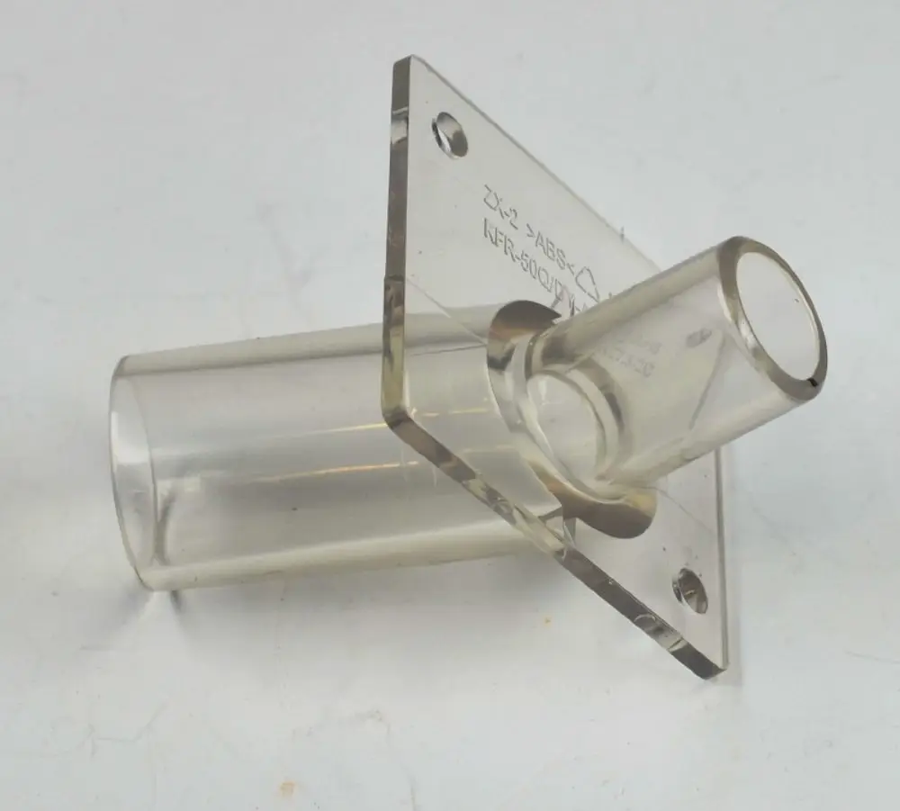Klares Kunststoffteil mit flacher Basis und einem zylindrischen Auslass. Es scheint ein Bestandteil eines Systems von Remko zu sein, möglicherweise für die Wasserableitung.