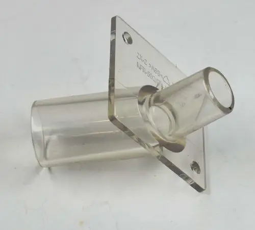 Klares Kunststoffteil mit flacher Basis und einem zylindrischen Auslass. Es scheint ein Bestandteil eines Systems von Remko zu sein, möglicherweise für die Wasserableitung.