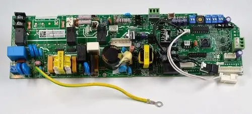 Platinenlayout einer Steuerplatine mit verschiedenen elektrischen Bauteilen, verwendet in einem Remko-Gerät. Die Schaltung zeigt blaue und schwarze Kondensatoren sowie angrenzende Anschlussleisten.