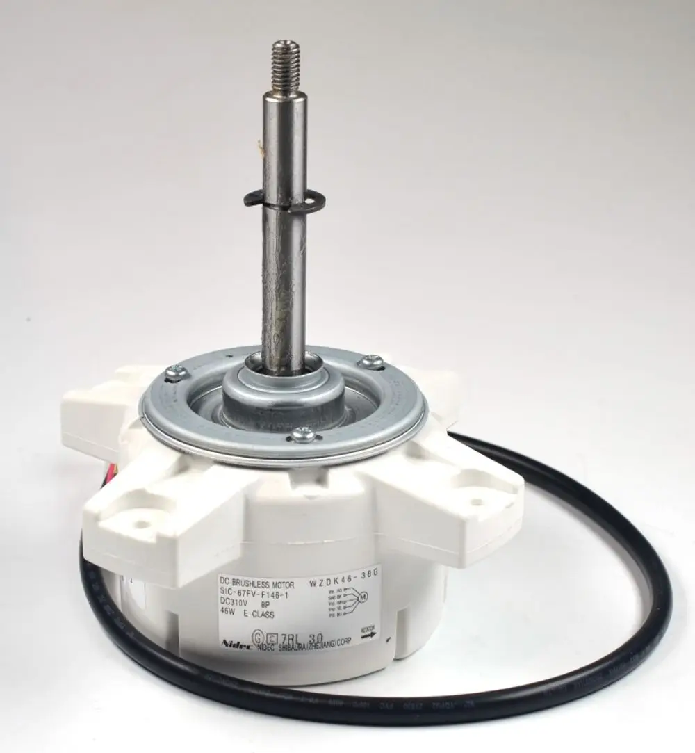 DC-Bürstenloser Motor mit Metallachse, montiert auf einem weißen Gehäuse. Kabelanschluss vorhanden. Marke Remko. Nutzung in Ventilatoren oder ähnlichen Geräten möglich.