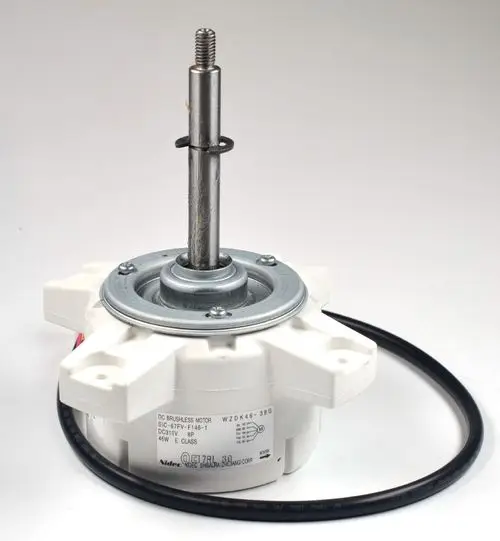 DC-Bürstenloser Motor mit Metallachse, montiert auf einem weißen Gehäuse. Kabelanschluss vorhanden. Marke Remko. Nutzung in Ventilatoren oder ähnlichen Geräten möglich.