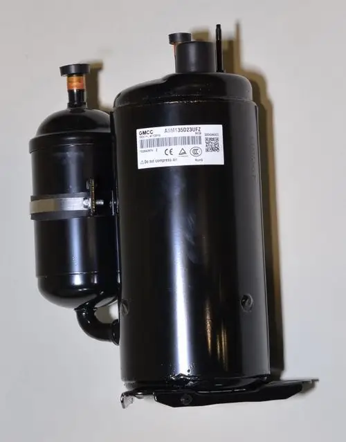 Schwarzer Kompressor von Remko mit einer zylindrischen Form und zwei Anschlüssen. Auf der Oberfläche befindet sich ein Typenschild mit technischen Angaben.