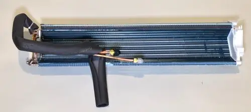 Verdampfer mit mehreren Kühlschlangen und angeschlossenen Kupferrohren, hergestellt von Remko. Das Bild zeigt die Oberseite des Verdampfers ohne weitere Details.