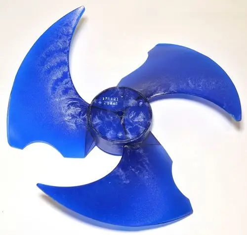 Blauer Ventilatorflügel mit drei asymmetrischen Blättern, zentraler Befestigung, geeignet für REMKO Modelle.