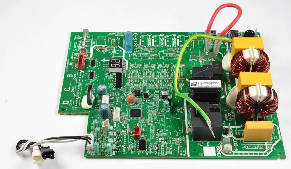 Steuerplatine von Remko, grüne Leiterplatte mit verschiedenen Komponenten wie Kondensatoren, Relais und Spulen, die für die Steuerung eines elektrischen Geräts verwendet werden.