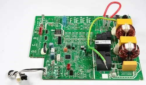 Steuerplatine von Remko, grüne Leiterplatte mit verschiedenen Komponenten wie Kondensatoren, Relais und Spulen, die für die Steuerung eines elektrischen Geräts verwendet werden.