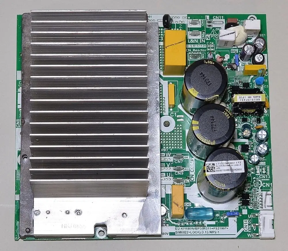 Remko Inverterplatine mit Kühlkörper, verschiedenen elektrischen Bauteilen und Anschlüssen. Platine zeigt mehrere Kondensatoren und eine klare Anordnung von Komponenten.