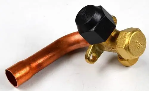 Absperrventil aus Messing und Kupfer, geeignet für eine Saugleitung. Markenlogo von Remko sichtbar. Das Ventil hat eine schwarze Bedienkappe und eine Kupferleitung.