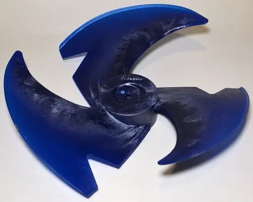 Blauer Ventilatorflügel mit vier Blättern, hergestellt von Remko. Der Flügel zeigt eine asymmetrische Form und ist für einen elektrischen Ventilator konzipiert.