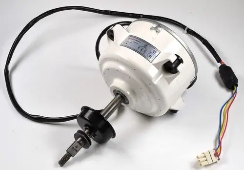 Ventilatormotor von Remko mit elektrischen Anschlüssen und einem rotierenden Wellenansatz zur Montage in Lüftungsanlagen.