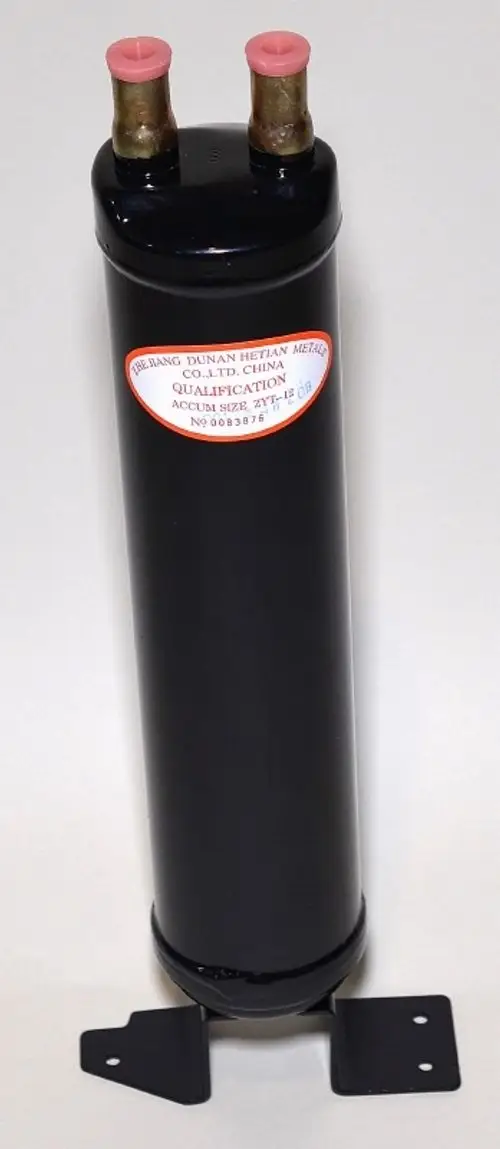 Schwarzer Flüssigkeitsabscheider mit zwei Anschlüssen und Befestigungsblechen, Hersteller Remko, Produktlabel sichtbar.