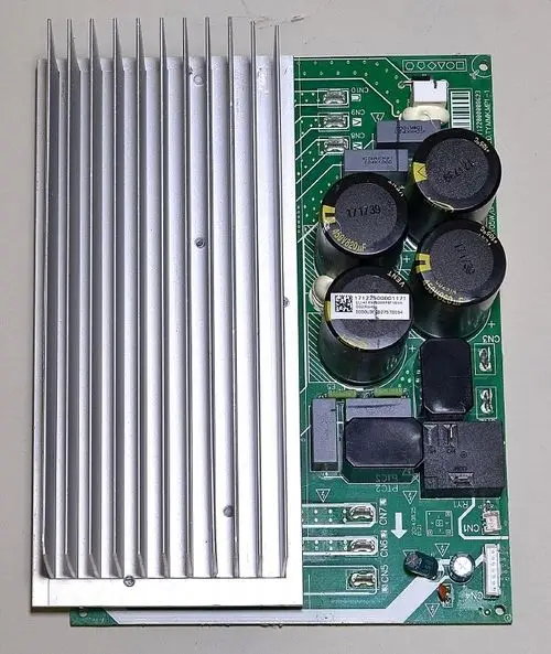 Platinenlayout mit Kühlkörper, Kondensatoren und Steuerungskomponenten. Teil einer Remko-Invertertechnologie, verwendet zur Leistungsanpassung.