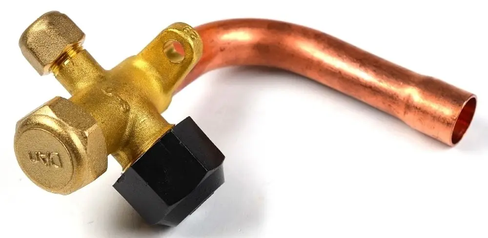 Absperrventil aus Messing mit Kupferleitung, verwendet in Klimaanlagen und Kühlsystemen, von der Marke Remko.