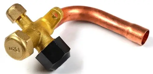 Absperrventil aus Messing mit Kupferleitung, verwendet in Klimaanlagen und Kühlsystemen, von der Marke Remko.