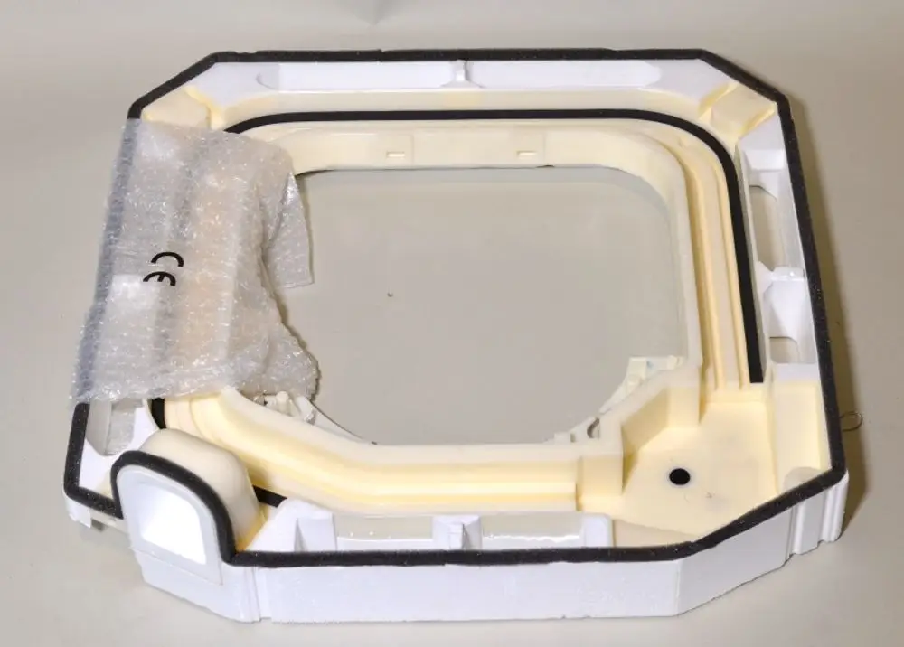 Kondensatwanne von Remko, Kunststoff, in rechteckiger Form mit schmaler Umrandung und Innenstruktur, teilweise mit Luftpolsterfolie bedeckt.