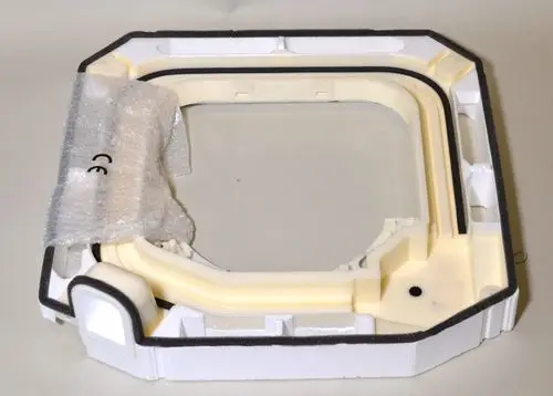 Kondensatwanne von Remko, Kunststoff, in rechteckiger Form mit schmaler Umrandung und Innenstruktur, teilweise mit Luftpolsterfolie bedeckt.