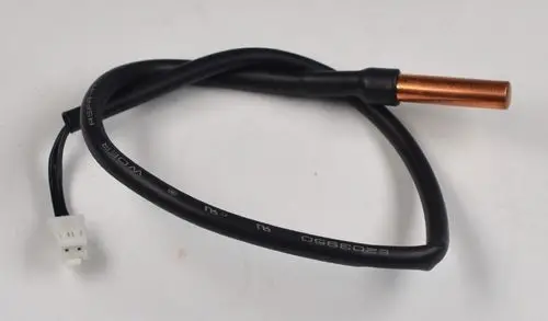 Schwarzes Kabel mit einem Kupferstift an einem Ende und einem weißen Stecker am anderen Ende, Hersteller Remko, möglicherweise ein Sensor für ein Kühlsystem.