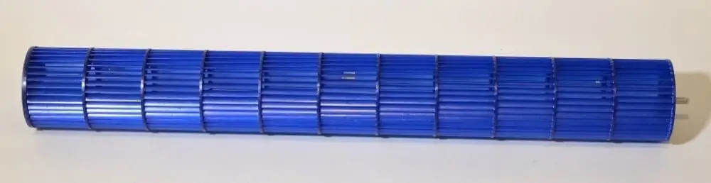 Blaues Ventilatorrad mit länglichen Lamellenstruktur, hergestellt von Remko. Das Produkt hat zwei Metallanschlüsse an einem Ende für die Montage.