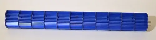 Blaues Ventilatorrad mit länglichen Lamellenstruktur, hergestellt von Remko. Das Produkt hat zwei Metallanschlüsse an einem Ende für die Montage.