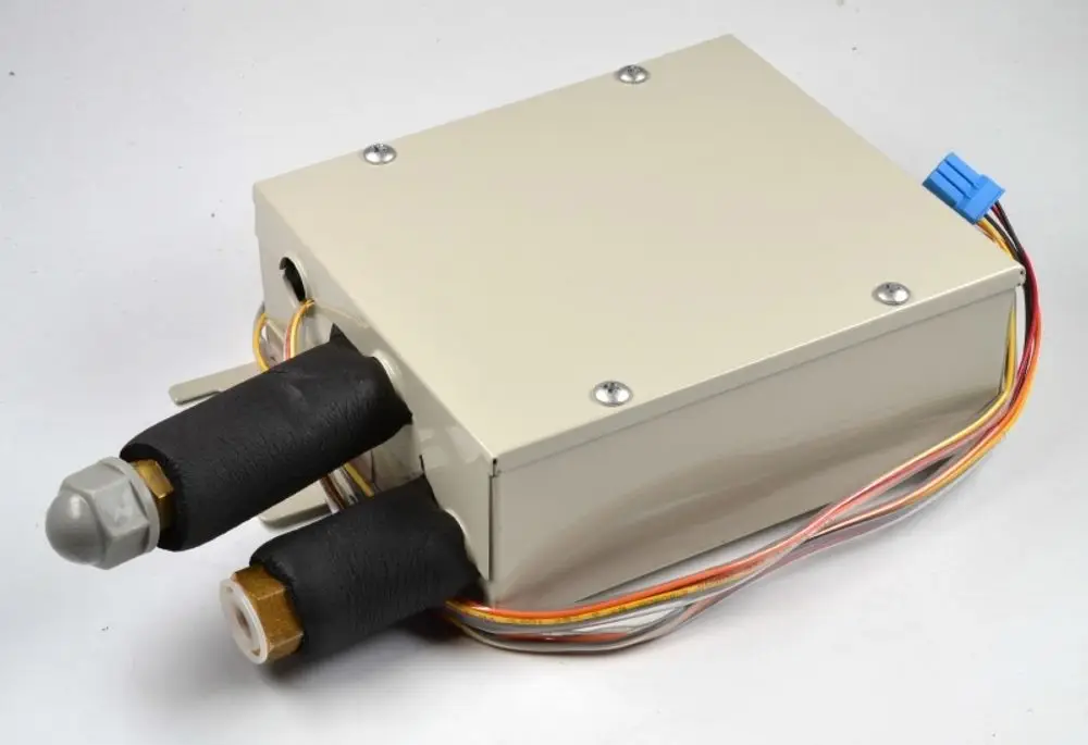 Remko Einspritzventil Box in rechteckiger Metallausführung, mit zwei Anschlüssen aus Messing und mehreren Kabeln für elektrische Verbindungen.
