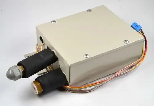 Remko Einspritzventil Box in rechteckiger Metallausführung, mit zwei Anschlüssen aus Messing und mehreren Kabeln für elektrische Verbindungen.