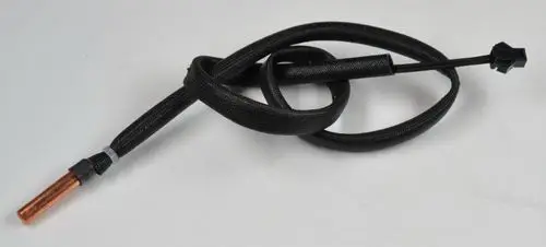 Rohranlegesensor der Marke Remko, mit einem kupferfarbenen Ende und schwarzem Schutzschlauch, der zu einem gebündelten Kabel führt, auf weißem Hintergrund.