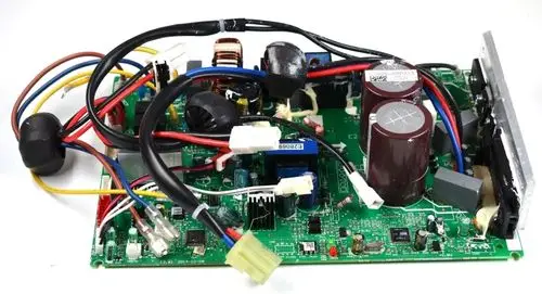 Steuerplatine von Remko mit mehreren elektrischen Komponenten, Kabeln und Anschlüssen, die für die Steuerung von DC-Systemen genutzt wird.
