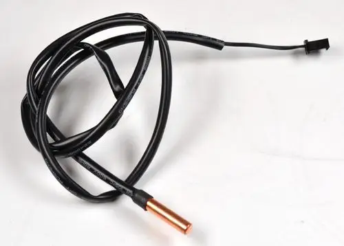 Rohranlegesensor mit schwarzen Kabeln und einem kupferfarbenen Ende, hergestellt von Remko. Das Kabel ist spiralförmig gewickelt und endet in einem steckerähnlichen Anschluss.