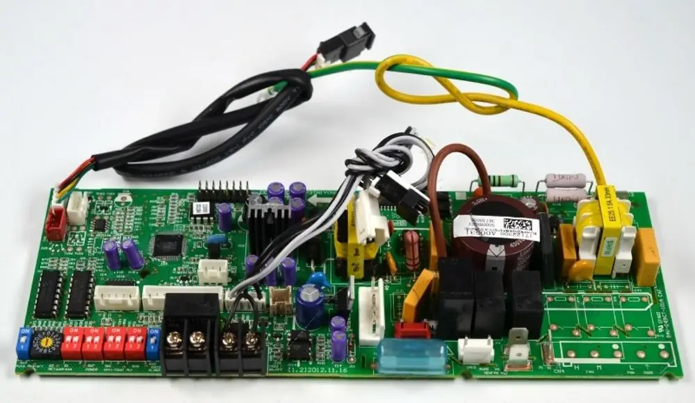 Steuerplatine von Remko mit verschiedenen elektrischen Bauteilen, darunter Kondensatoren, Relais und Anschlussklemmen, zur Kontrolle und Steuerung von Geräten.