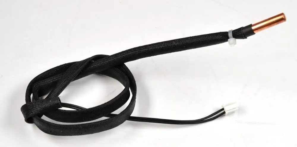 Rohranlegesensor mit einem Kupferrohr und schwarzen Kabeln, geeignet für Kompressoren, möglicherweise von der Marke Remko.