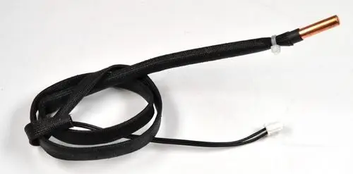 Rohranlegesensor mit einem Kupferrohr und schwarzen Kabeln, geeignet für Kompressoren, möglicherweise von der Marke Remko.