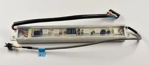 Anzeigeplatine von Remko mit einem LED-Display, mehreren Tasten und Anschlusskabeln, zur Verwendung in spezifischen Geräten.