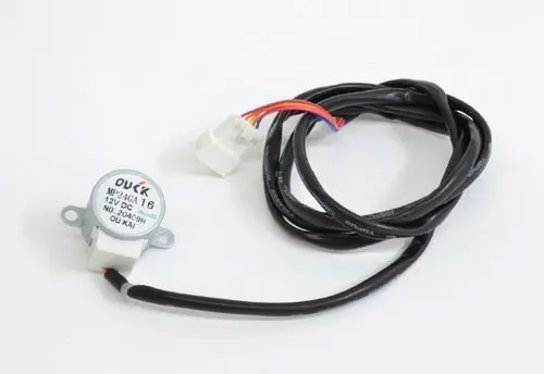 Schwarzes Kabel mit Stecker und einem kleinen Motor, der mit 12V DC betrieben wird. Das Produkt könnte von der Marke Remko stammen und könnte in technischen Anwendungen verwendet werden.