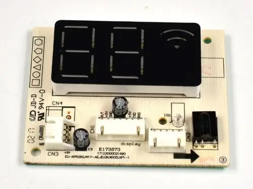 Anzeigeplatine mit mehreren Anschlussmöglichkeiten, Widerständen, einer IR-Schnittstelle und einer LED, hergestellt von Remko.
