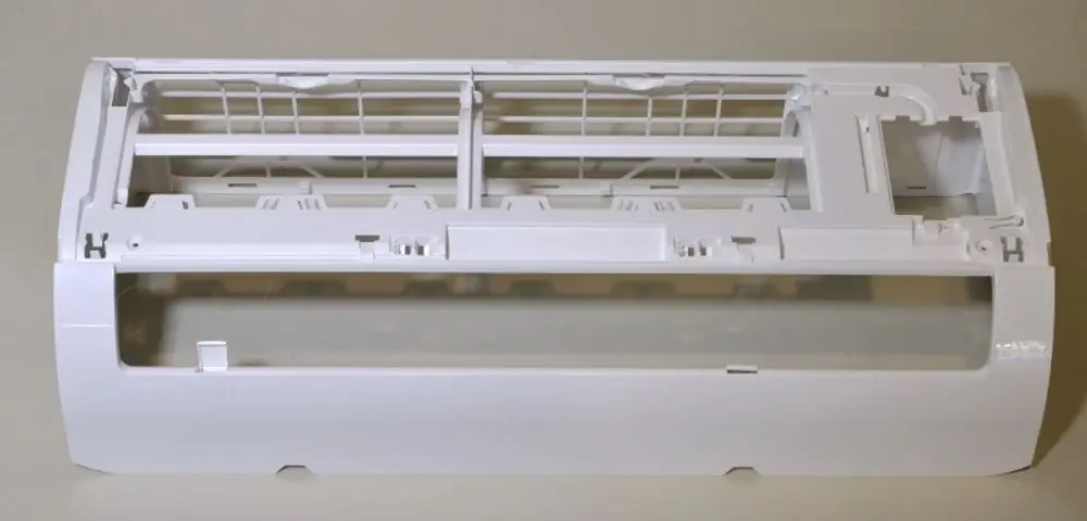 Weiße Gehäusefront von Remko, rechteckig und ausgefräst, mit Gitterstruktur im oberen Bereich. Ideal für die Montage von Klimageräten oder ähnlichen Geräten.