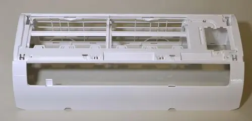 Weiße Gehäusefront von Remko, rechteckig und ausgefräst, mit Gitterstruktur im oberen Bereich. Ideal für die Montage von Klimageräten oder ähnlichen Geräten.