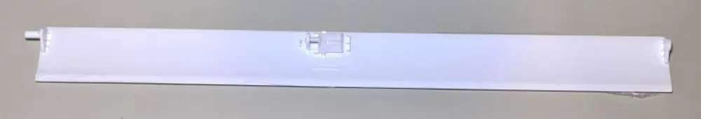 Weiße Luftaustrittslamelle von Remko, horizontal, mit einem klaren Design und einer kleinen Halterung an einem Ende, auf einem neutralen Hintergrund.