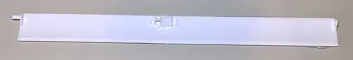 Weiße Luftaustrittslamelle von Remko, horizontal, mit einem klaren Design und einer kleinen Halterung an einem Ende, auf einem neutralen Hintergrund.