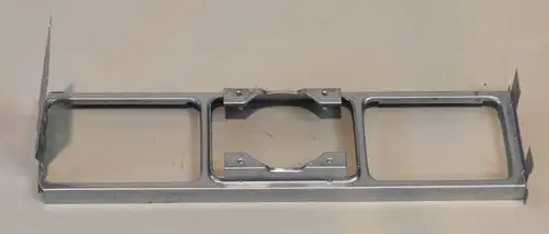 Halterung für Ventilatormotor, aus Metall, mit mehreren Öffnungen und Befestigungselementen, erkennbar an der Marke Remko, auf hellem Untergrund.
